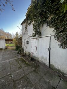 ZUHAUSE in AHRENSBURG in Vorbereitung: Ein charmantes Haus mit verwunschenem Hinterhof und einem schönen Grundstück …