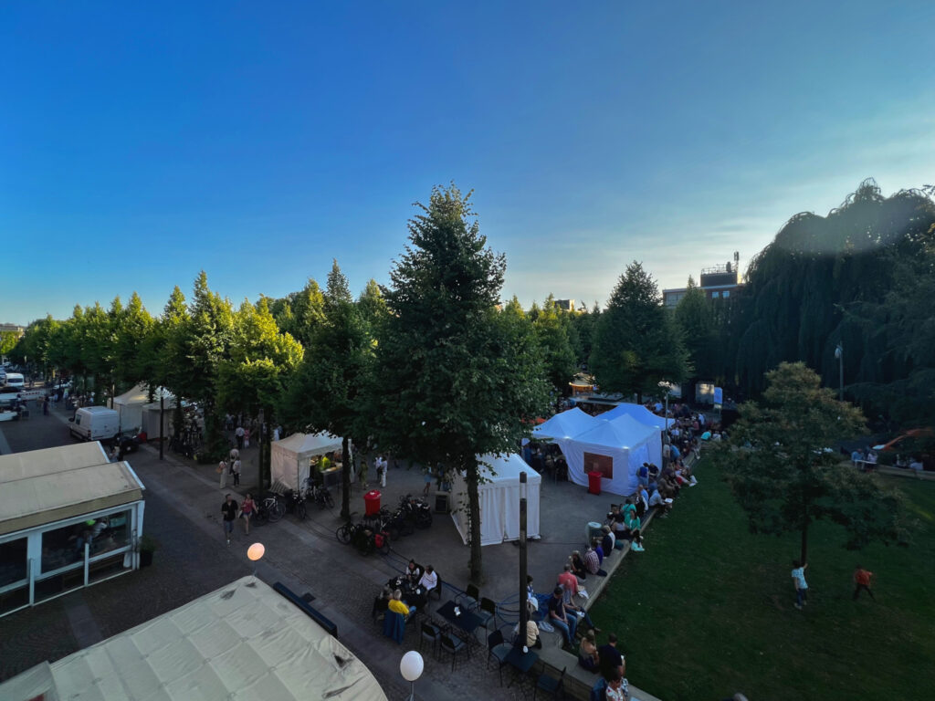 Das Wetter ist wieder wunderschön und auf den Plätzen in der Großen Straße vor unserem Büro findet wieder das Ahrensburger Weinfest statt!